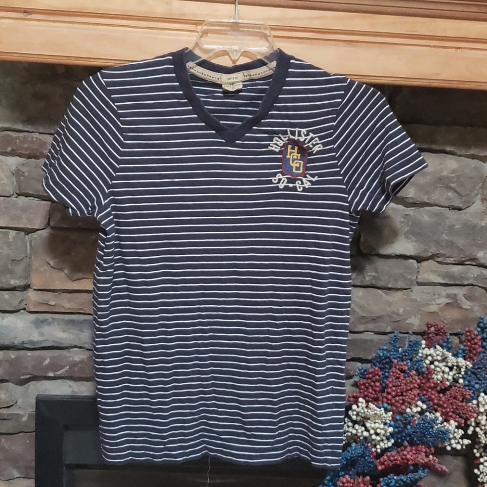 HOLLISTER SURFER CUT VNECK TEE SZ M